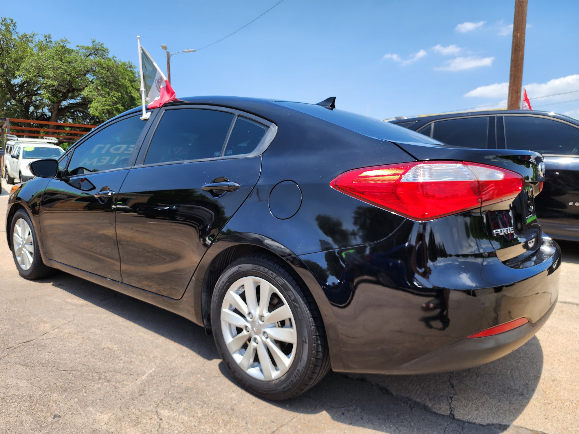 2016 BLACK /GRAY KIA FORTE LX LX (KNAFX4A60G5) , AUTO transmission, located at 2660 S.Garland Avenue, Garland, TX, 75041, (469) 298-3118, 32.885387, -96.656776 - Welcome to DallasAutos4Less, one of the Premier BUY HERE PAY HERE Dealers in the North Dallas Area. We specialize in financing to people with NO CREDIT or BAD CREDIT. We need proof of income, proof of residence, and a ID. Come buy your new car from us today!! This is a Very clean 2016 KIA FORTE L - Photo #5